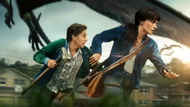 Ewan McGregor e Anne Hathaway em cena de O Fim da Rua (2026), fugindo de uma criatura gigante em um bairro residencial durante sequência de suspense.