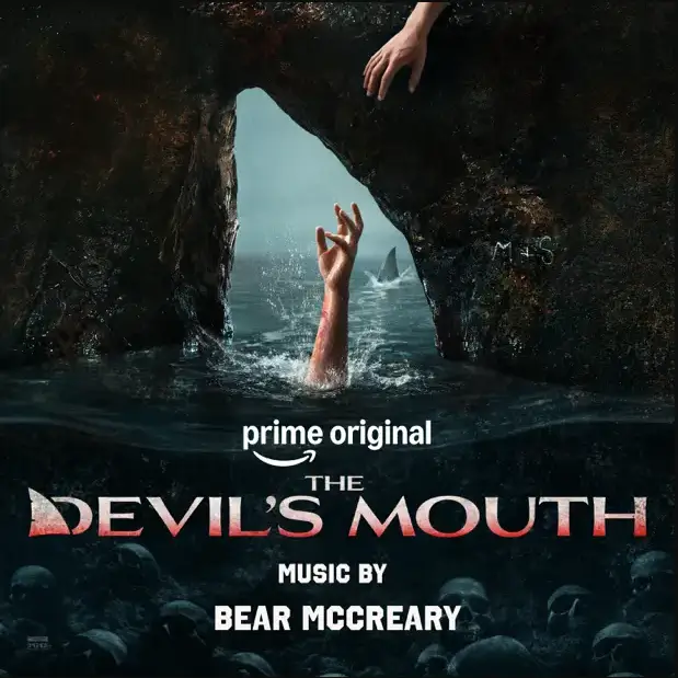 Capa da trilha sonora de A Boca do Diabo (The Devil’s Mouth), com uma mão emergindo da água em uma caverna e o crédito do compositor Bear McCreary no Prime Video