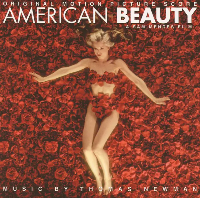 Capa da trilha sonora original de Beleza Americana (1999), composta por Thomas Newman, com Mena Suvari sobre um tapete de pétalas de rosas vermelhas.