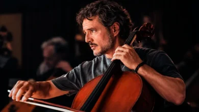Pedro Pascal como Alex Serian tocando violoncelo no filme Behemoth: Uma Vida Composta em Peças (2026).