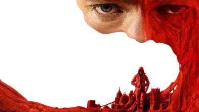 Tom Rhys Harries como Cara-de-Barro em imagem promocional do filme de 2026, com uma figura monstruosa de pele vermelha envolvendo uma cidade.