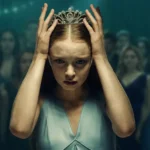 Summer H. Howell como Carrie White em Carrie, a Estranha (2026), usando uma tiara durante o baile da escola