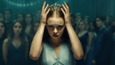 Summer H. Howell como Carrie White em Carrie, a Estranha (2026), usando uma tiara durante o baile da escola