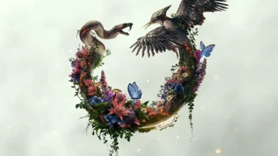 Imagem promocional de Jogos Vorazes: Amanhecer na Colheita (2026), com uma serpente e uma ave de asas abertas entre flores, folhagens e borboletas.