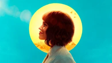 Jenna Ortega como Klara no filme Klara e o Sol (2026), em imagem promocional com fundo azul-turquesa e um grande sol amarelo ao fundo.