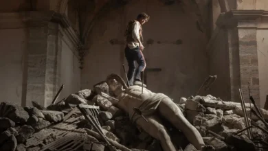 Guitarricadelafuente em cena do filme A Bola Preta (2026), sobre escombros dentro de uma construção destruída