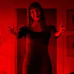 Outra Mamãe (Other Mommy, 2026), filme de terror produzido por James Wan e estrelado por Jessica Chastain, com mulher em ambiente iluminado por luz vermelha.