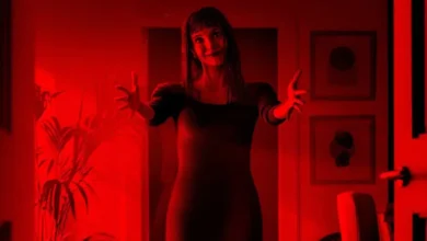 Outra Mamãe (Other Mommy, 2026), filme de terror produzido por James Wan e estrelado por Jessica Chastain, com mulher em ambiente iluminado por luz vermelha.