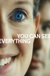 Pôster de You Can See Everything (2026) destaca o rosto de uma mulher de olho azul e sorriso marcante, com o título do filme em letras brancas.