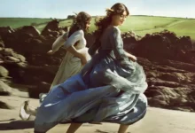 Esmé Creed-Miles e Daisy Edgar-Jones correm pela praia em cena de Razão e Sensibilidade (2026).