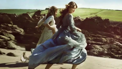 Esmé Creed-Miles e Daisy Edgar-Jones correm pela praia em cena de Razão e Sensibilidade (2026).
