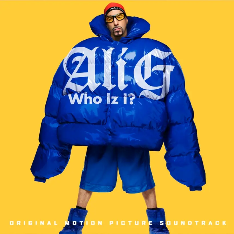 Capa da trilha sonora de Ali G: Who Iz I? (2026), com Sacha Baron Cohen caracterizado como Ali G, usando jaqueta azul oversized, óculos amarelos e gorro vermelho sobre fundo amarelo.