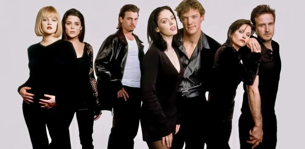 Elenco principal de Pânico (1996) reunido em ensaio promocional com Drew Barrymore, Neve Campbell, Skeet Ulrich, Rose McGowan, Courteney Cox e David Arquette.