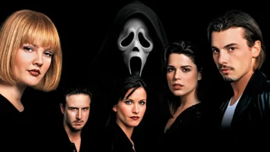 Elenco de Pânico (1996) reunido em pôster promocional sombrio com Ghostface ao fundo, destacando Drew Barrymore, Neve Campbell, Courteney Cox, Skeet Ulrich e David Arquette.