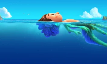 Pôster oficial do filme Luca da Pixar mostrando protagonista flutuando no mar da Riviera Italiana com transformação de monstro marinho