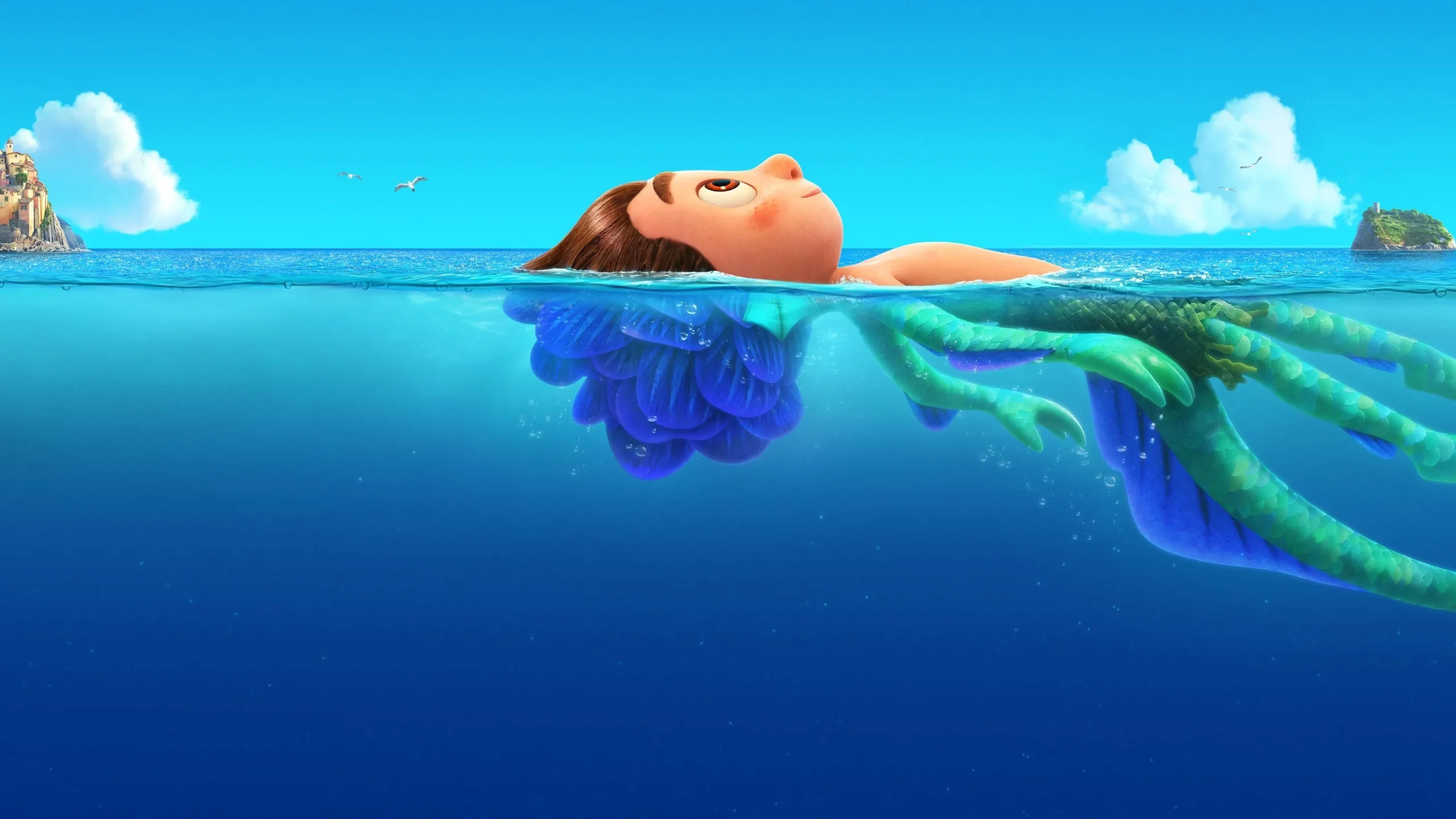 Pôster oficial do filme Luca da Pixar mostrando protagonista flutuando no mar da Riviera Italiana com transformação de monstro marinho