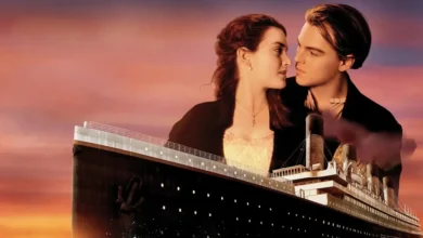 todos os filmes do titanic Cena do filme Titanic (1997) com Jack e Rose ao fundo do navio durante o pôr do sol, um dos principais filmes sobre Titanic.