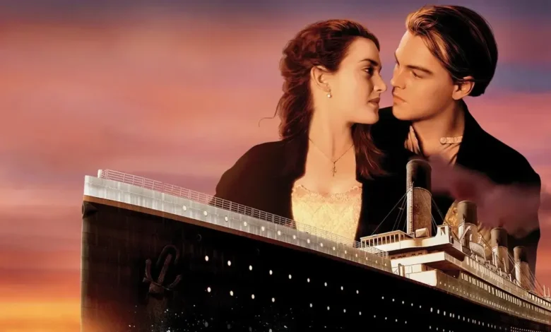 todos os filmes do titanic Cena do filme Titanic (1997) com Jack e Rose ao fundo do navio durante o pôr do sol, um dos principais filmes sobre Titanic.