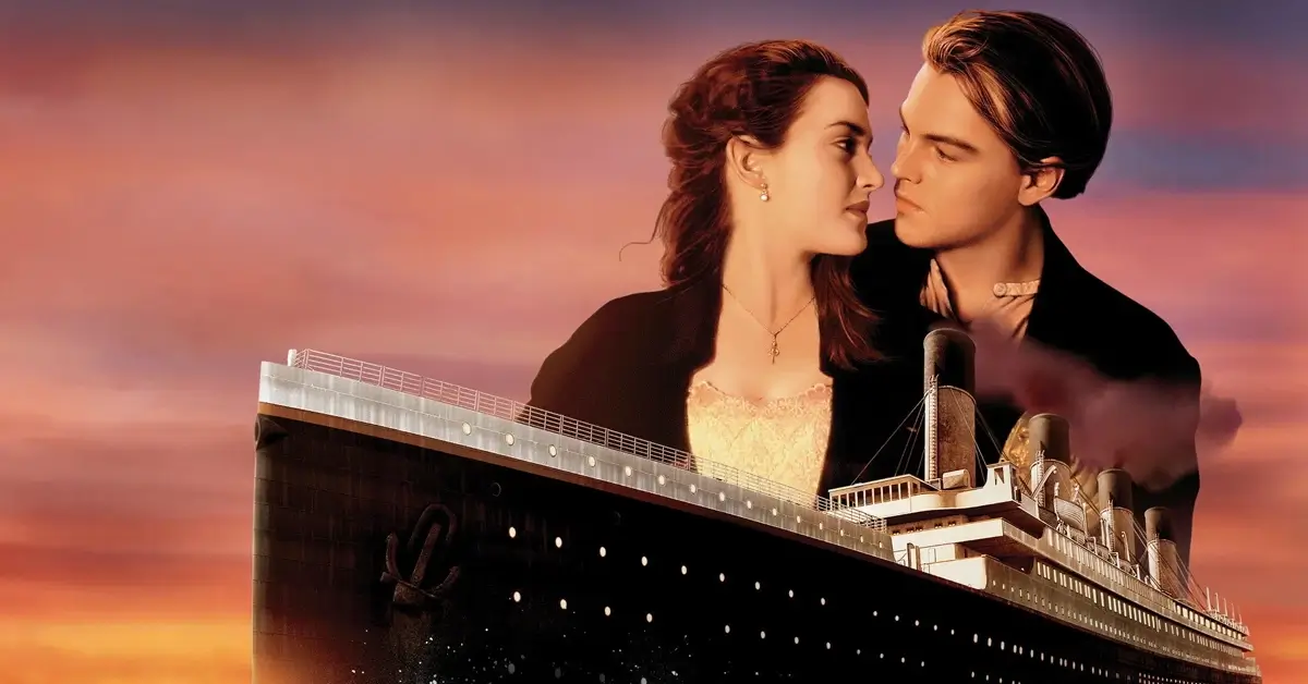 Cena do filme Titanic (1997) com Jack e Rose ao fundo do navio durante o pôr do sol, um dos principais filmes sobre Titanic.