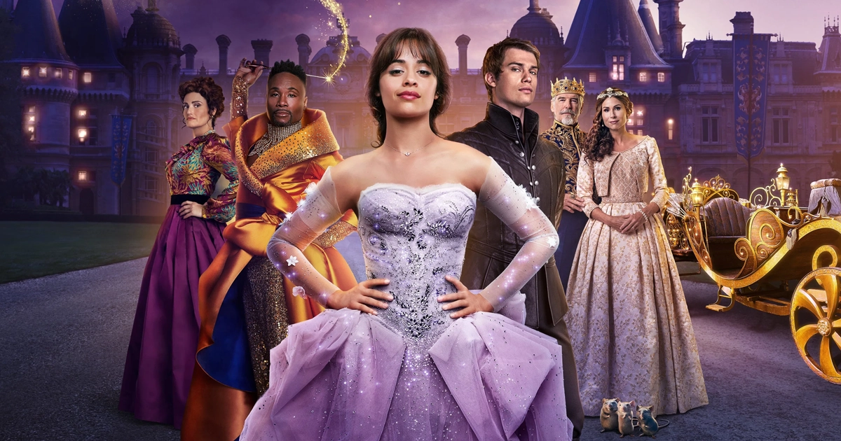 Camila Cabello como Cinderela no pôster oficial do filme Cinderela (2021), acompanhada pelo elenco em frente ao castelo e à carruagem mágica.