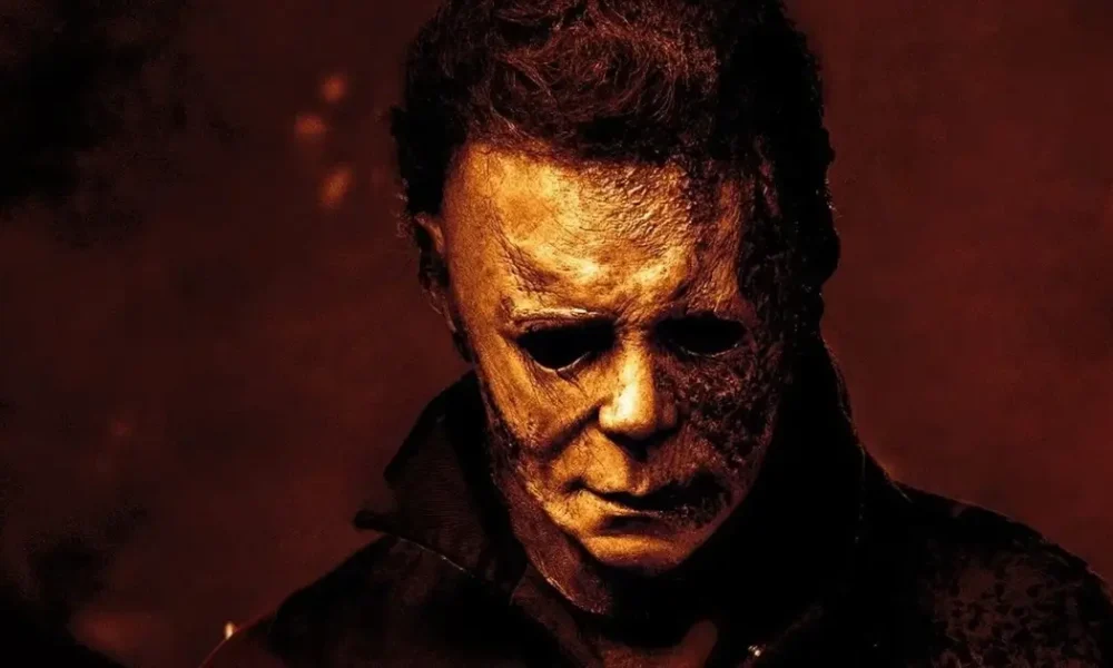 Michael Myers com máscara deteriorada em cena do trailer final de Halloween Kills O Terror Continua 2021
