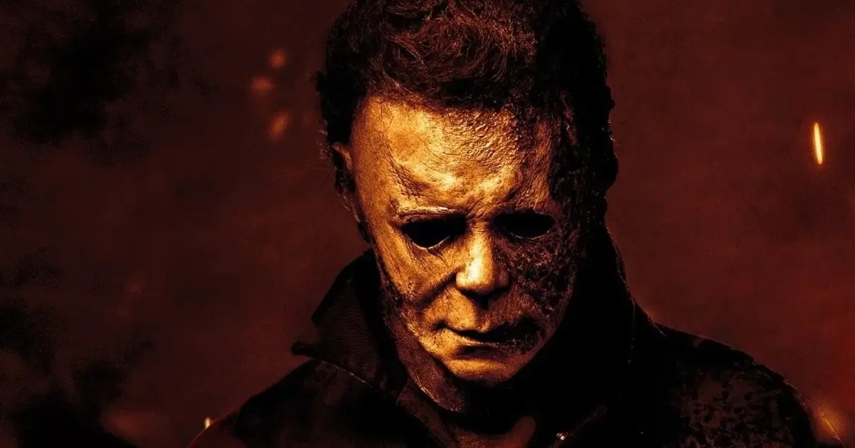 Michael Myers com máscara deteriorada em cena do trailer final de Halloween Kills O Terror Continua 2021