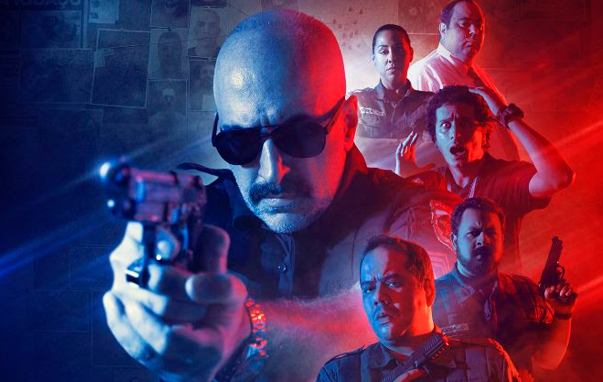 Imagem promocional do filme brasileiro 'Peçanha Contra o Animal', estrelado por Antonio Tabet no papel do delegado Peçanha, que aparece em destaque apontando uma arma, cercado por outros personagens em clima de tensão policial, com iluminação dramática em tons de azul e vermelh