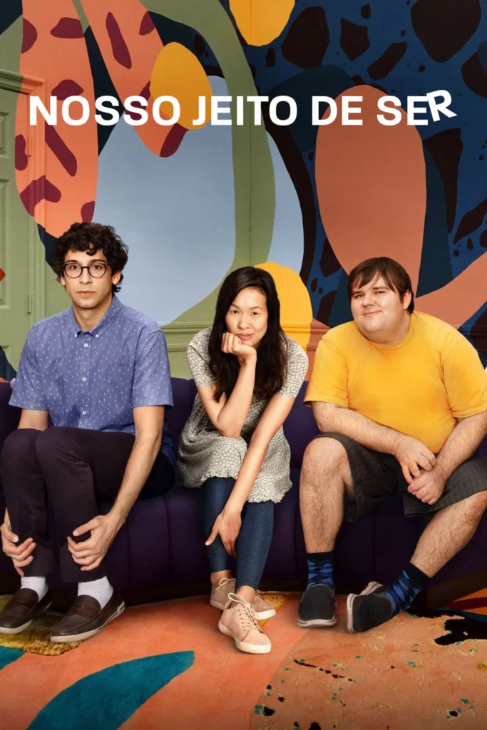 Pôster da série Pelos Nossos Olhos (2022) com Albert Rutecki, Sue Ann Pien e Rick Glassman sentados em sofá e frase “Nosso Jeito de Ser”