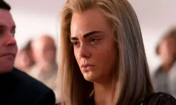 Elle Fanning como Michelle Carter na minissérie “The Girl From Plainville”, baseada em fatos reais.
