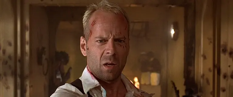 Bruce Willis como Korben Dallas em cena de ação no filme O Quinto Elemento (1997)