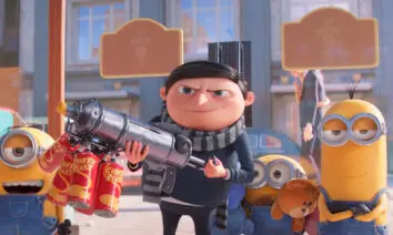 Cena do filme Minions 2: A Origem de Gru mostra o jovem Gru segurando uma arma de queijo ao lado dos Minions em uma rua da cidade
