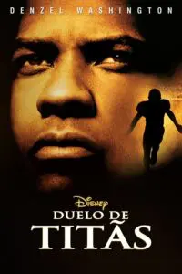 Imagem de 'Duelo de Titãs' (2000), mostrando Denzel Washington como o treinador Herman Boone liderando uma equipe de futebol americano durante a integração racial.