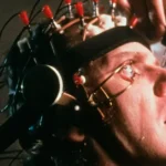 Alex DeLarge durante o Tratamento Ludovico em Laranja Mecânica (1971), cena que simboliza a polêmica envolvendo o clássico de Stanley Kubrick.