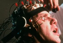 Alex DeLarge durante o Tratamento Ludovico em Laranja Mecânica (1971), cena que simboliza a polêmica envolvendo o clássico de Stanley Kubrick.