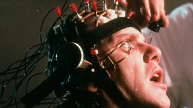 Alex DeLarge durante o Tratamento Ludovico em Laranja Mecânica (1971), cena que simboliza a polêmica envolvendo o clássico de Stanley Kubrick.