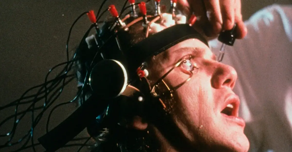 Alex DeLarge durante o Tratamento Ludovico em Laranja Mecânica (1971), cena que simboliza a polêmica envolvendo o clássico de Stanley Kubrick.