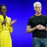 Lupita Nyong’o, à esquerda, uma das atrizes do filme de animação “Robô Selvagem ,” discute o filme ao lado do diretor Chris Sanders durante a apresentação da Universal Pictures e Focus Features na CinemaCon 2024, quarta-feira, 10 de abril de 2024, no Caesars Palace em Las Vegas.