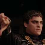 Joaquin Phoenix como Commodus em Gladiador