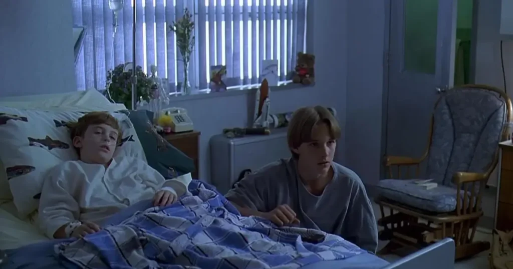 Brad Renfro e Joseph Mazzello em uma cena de A Cura (1995), emocionante filme sobre HIV que retrata a amizade entre dois jovens.