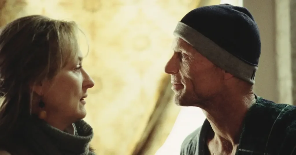 Ed Harris e Meryl Streep em uma cena de As Horas (2002), drama marcante frequentemente citado entre filmes que abordam a temática da AIDS.