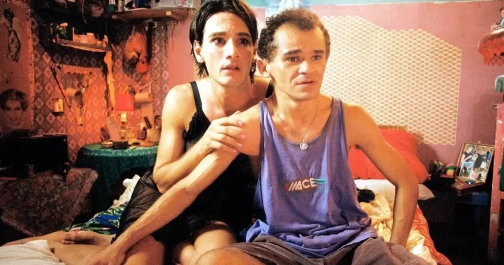 Gero Camilo e Rodrigo Santoro em uma cena de Carandiru (2003), filme brasileiro que aborda relações humanas e temas presentes em Filmes Sobre AIDS