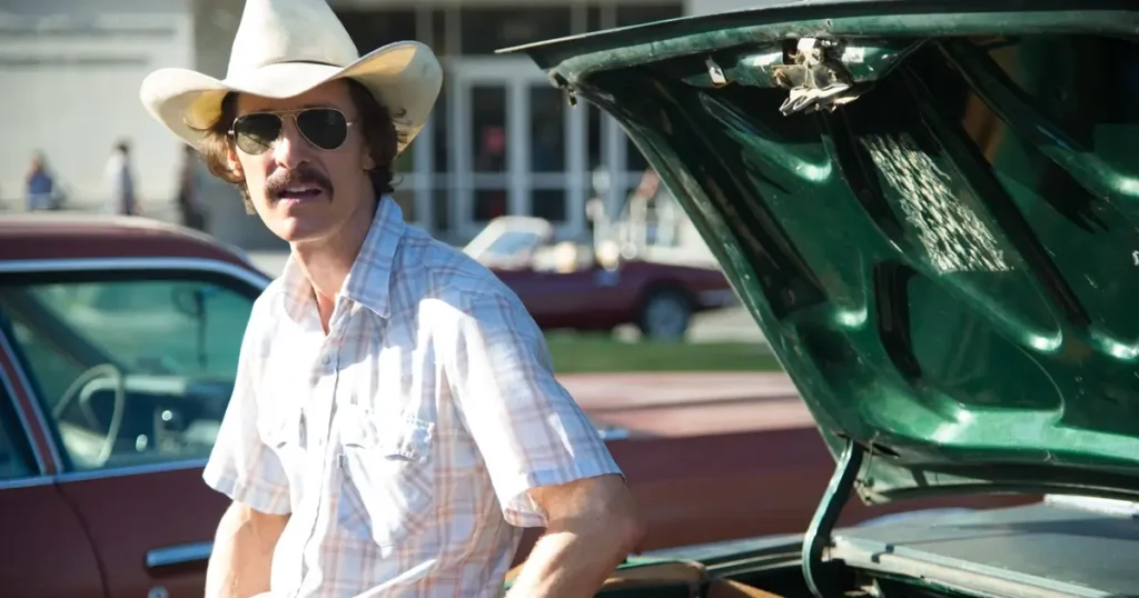 Matthew McConaughey como Ron Woodroof em Clube de Compras Dallas, filme sobre AIDS que retrata a luta por medicamentos na década de 80