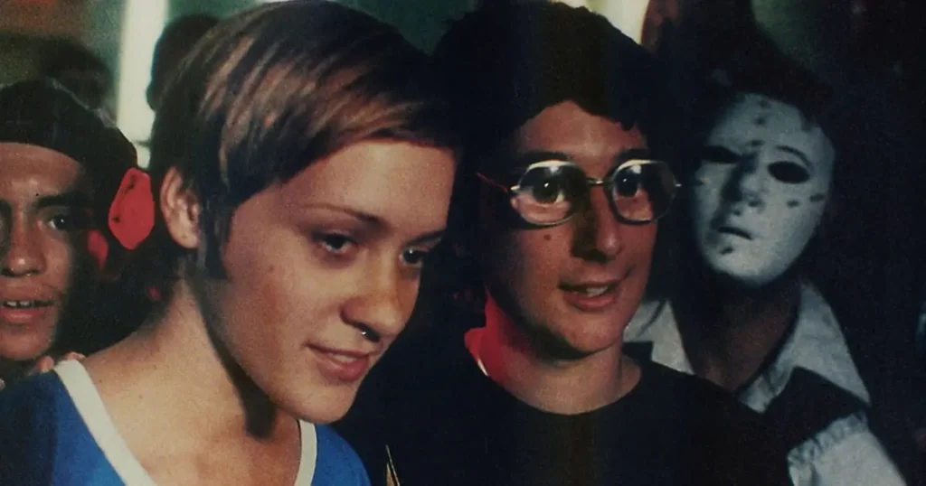Chloë Sevigny e Harmony Korine em uma cena de Kids (1995), filme polêmico que aborda riscos e comportamentos associados à transmissão do HIV entre jovens.