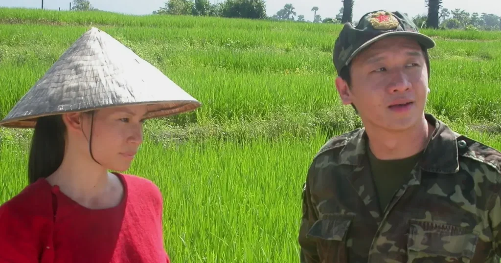 Lucy Liu e Chin Han em uma cena de Unidos Pelo Sangue (2005), drama de Thom Fitzgerald sobre conexões humanas no contexto de Filmes Sobre AIDS.