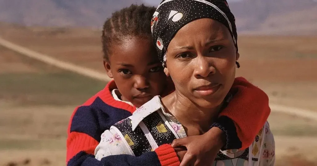 Leleti Khumalo em uma cena de Yesterday (2004), drama sul-africano frequentemente lembrado entre os principais filmes que abordam a temática da AIDS.