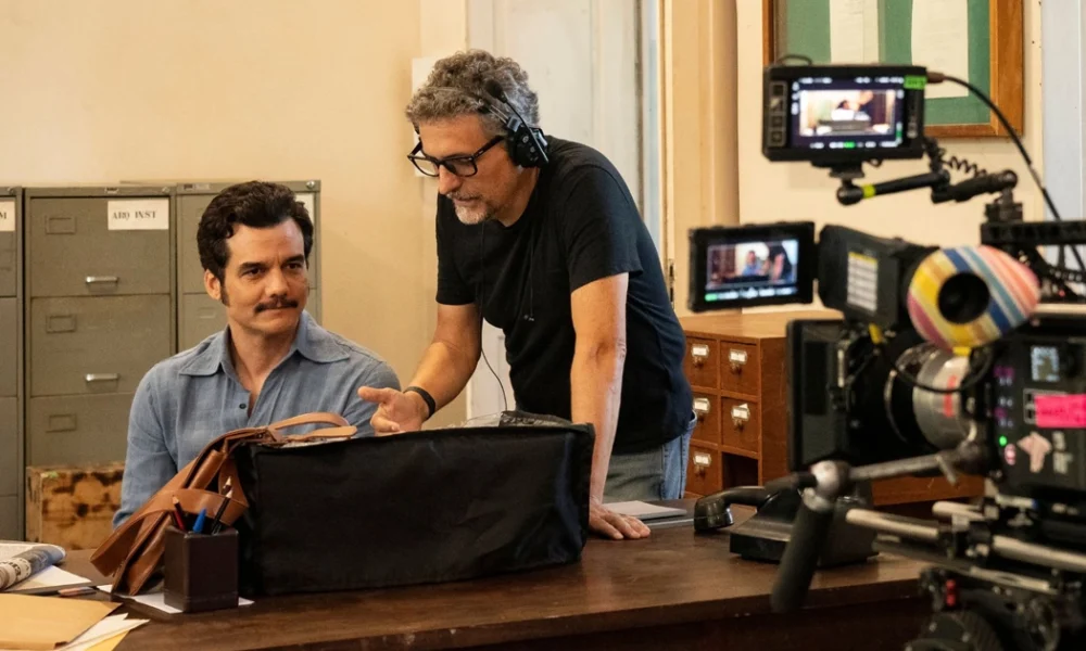 Wagner Moura e Kleber Mendonça Filho nas filmagens de O Agente Secreto