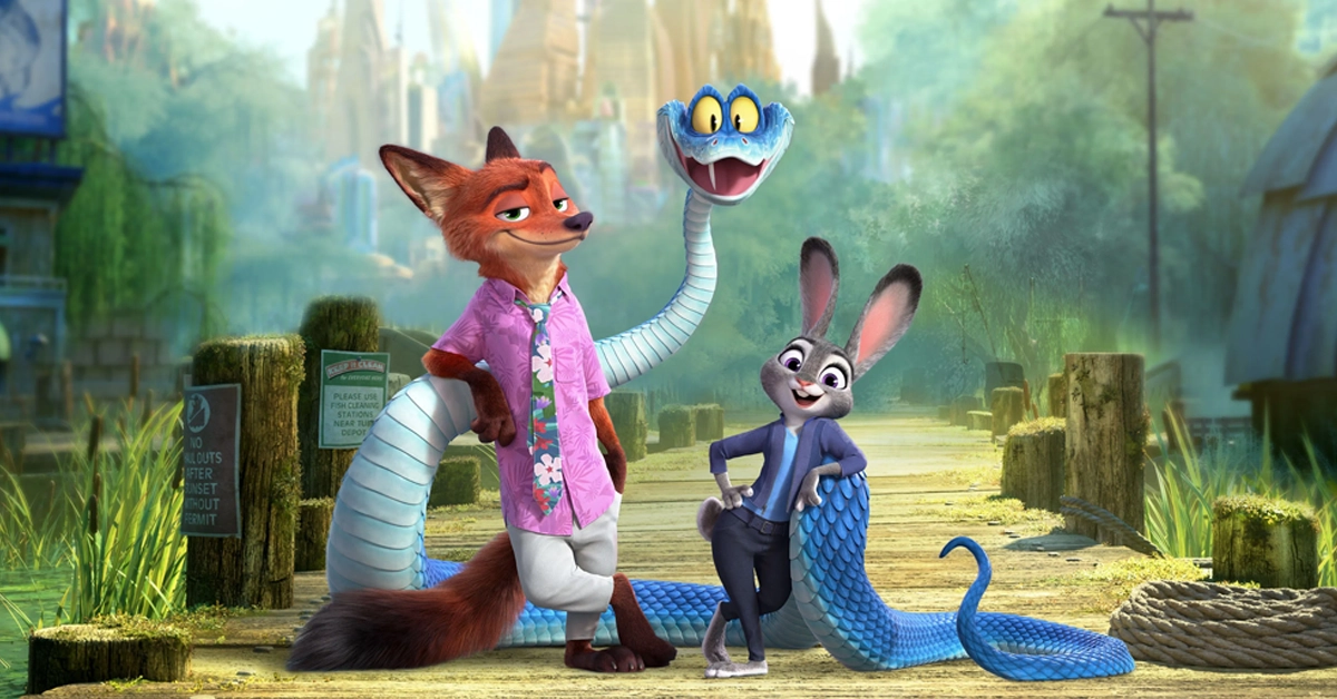 Nick Wilde, Judy Hopps e uma cobra azul com olhos expressivos posam sorridentes em um píer rústico, em uma cena colorida de Zootopia 2 (2025), com a cidade ao fundo.