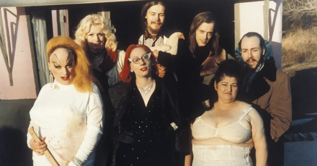elenco de pink flamingos Elenco do filme Pink Flamingos de 1972 posando junto com o diretor John Waters em fotografia vintage