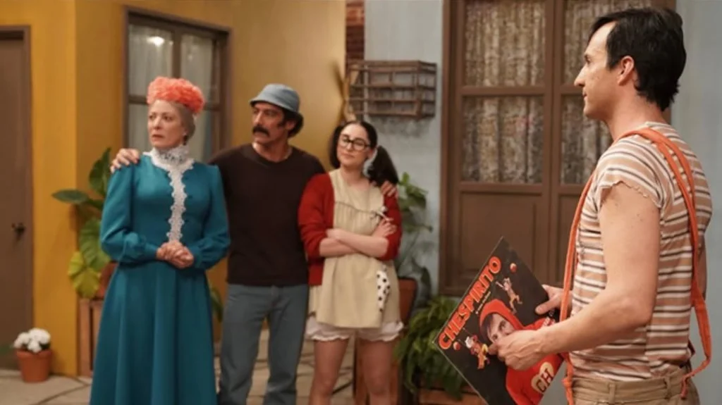 Cena da série "Chespirito: Sem Querer Querendo", com os atores Andrea Noli, Pablo Cruz, Paola Montes De Oca e Miguel Islas caracterizados como Dona Clotilde, Seu Madruga, Chiquinha e Chaves, recriando a vila icônica do programa original.