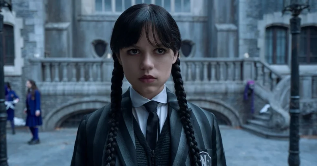 segunda temporada wandinha teaser Cena do trailer da segunda temporada de Wandinha (Wednesday), com a personagem principal em destaque em frente à Academia Nunca Mais.